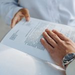Document contractuel avec sommaire et pictogrammes pour mise en page contrat juridique