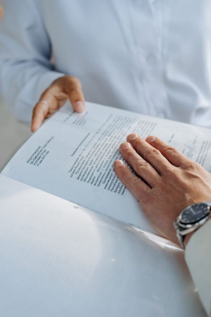 Document contractuel avec sommaire et pictogrammes pour mise en page contrat juridique